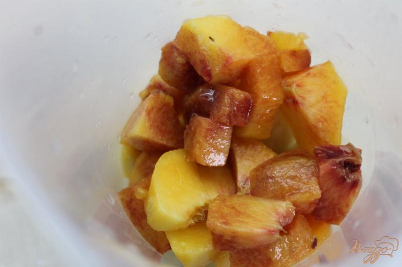 Фото приготовление рецепта: Клубничное пюре с персиком и бананом на зиму шаг №3