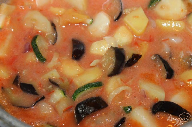 Фото приготовление рецепта: Овощное рагу из баклажанов и кабачков в томатном соусе шаг №6