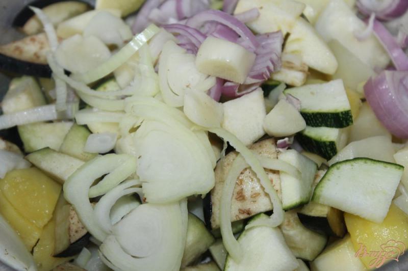 Фото приготовление рецепта: Овощное рагу из баклажанов и кабачков в томатном соусе шаг №4