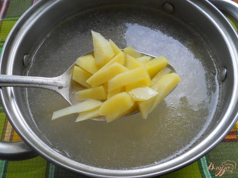 Фото приготовление рецепта: Куриный суп с баклажанами шаг №3