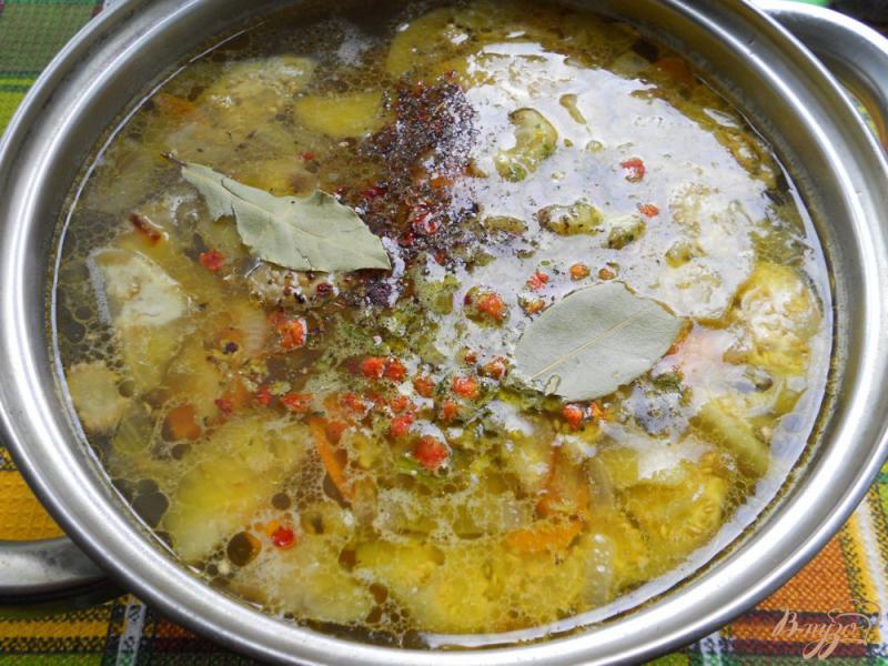Фото приготовление рецепта: Куриный суп с баклажанами шаг №7