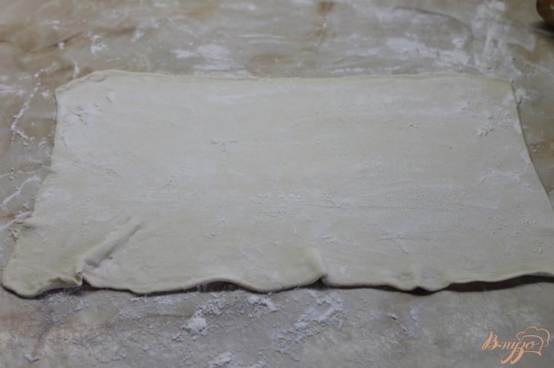 Фото приготовление рецепта: Печенье из слоеного теста с грецкими орехами и медом шаг №3