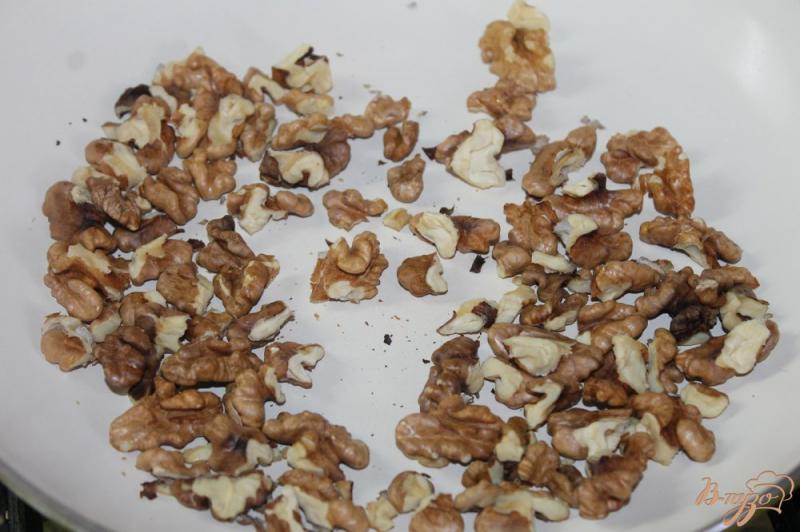 Фото приготовление рецепта: Печенье из слоеного теста с грецкими орехами и медом шаг №2