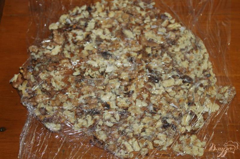 Фото приготовление рецепта: Печенье из слоеного теста с грецкими орехами и медом шаг №4