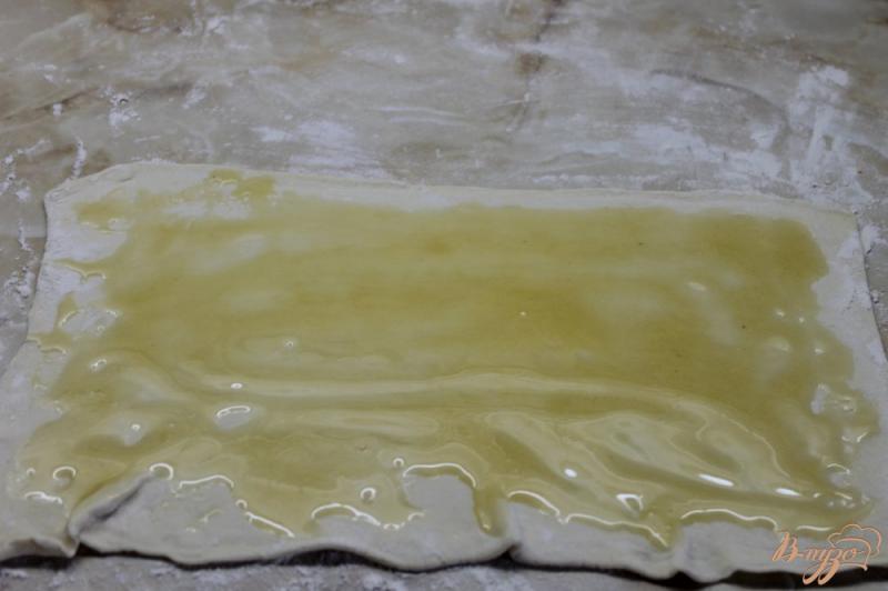 Фото приготовление рецепта: Печенье из слоеного теста с грецкими орехами и медом шаг №5