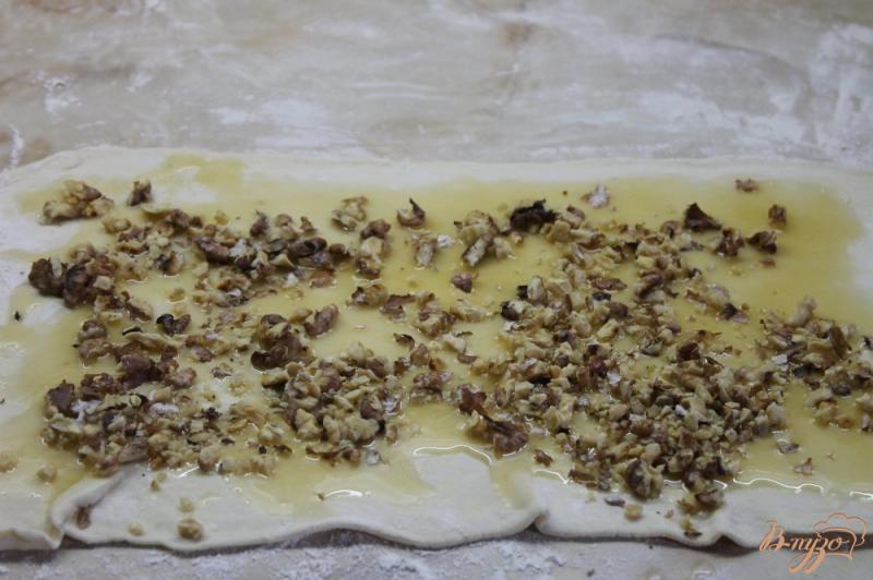 Фото приготовление рецепта: Печенье из слоеного теста с грецкими орехами и медом шаг №6