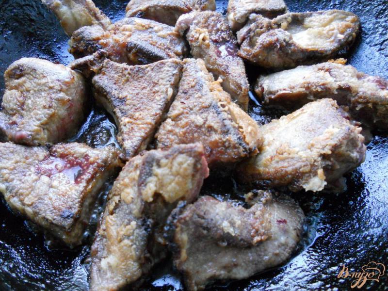 Фото приготовление рецепта: Тушенная свиная печень, в сметанном соусе шаг №2