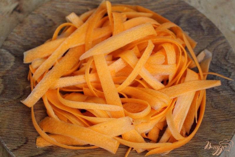 Фото приготовление рецепта: Морковный салат с финиками , орехами и отрубями шаг №1