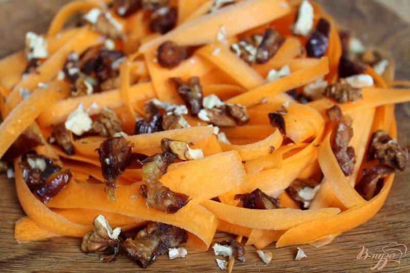 Фото приготовление рецепта: Морковный салат с финиками , орехами и отрубями шаг №3