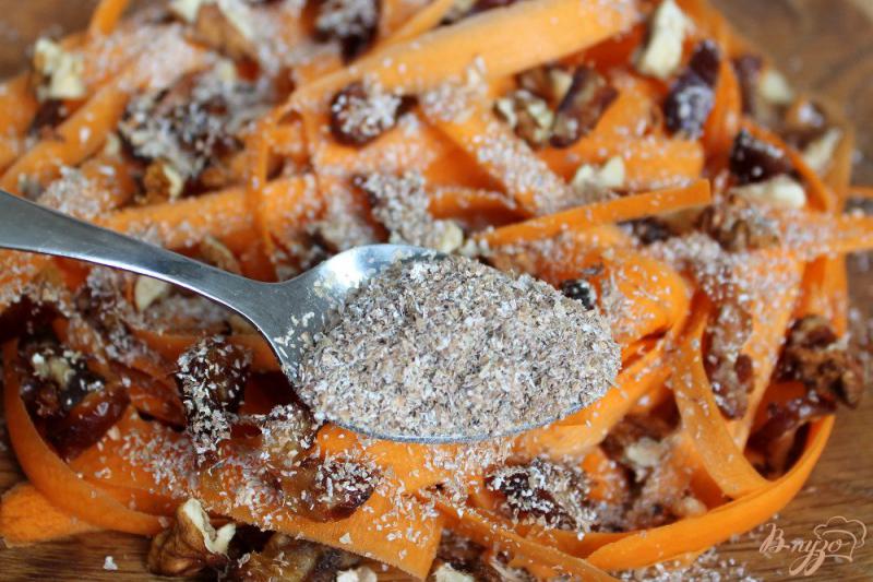 Фото приготовление рецепта: Морковный салат с финиками , орехами и отрубями шаг №4