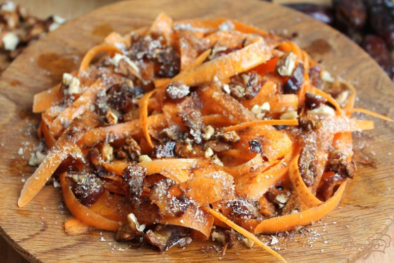 Фото приготовление рецепта: Морковный салат с финиками , орехами и отрубями шаг №5