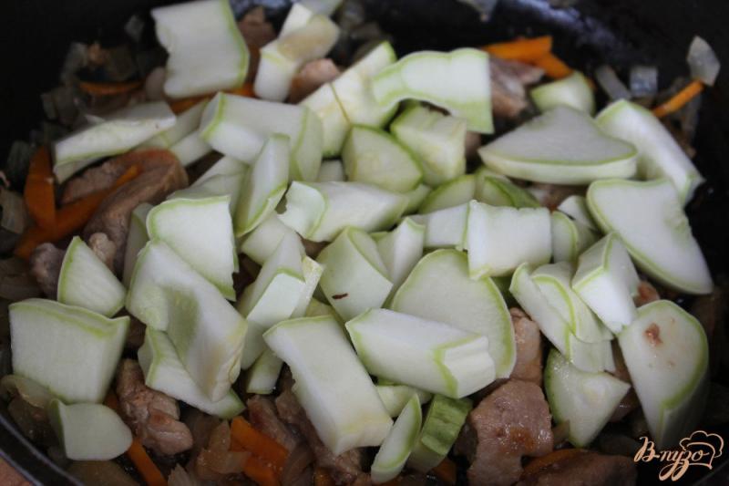 Фото приготовление рецепта: Свинина с патиссоном и томатом шаг №3