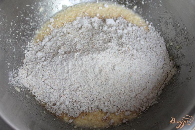 Фото приготовление рецепта: Овсяный пирог с орехами и абрикосом шаг №2