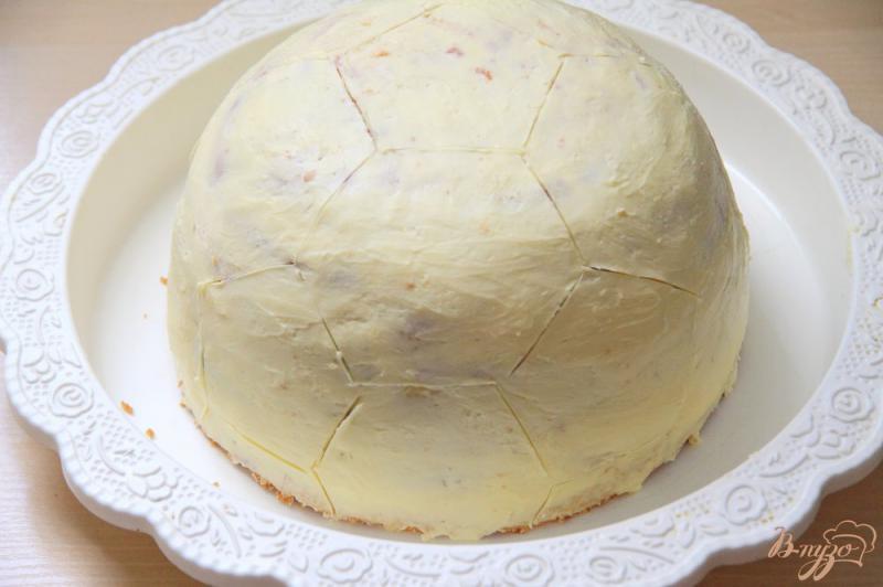 Фото приготовление рецепта: Торт « Футбольный мяч » с шифоновым бисквитом и сливочно-персиковым кремом шаг №18
