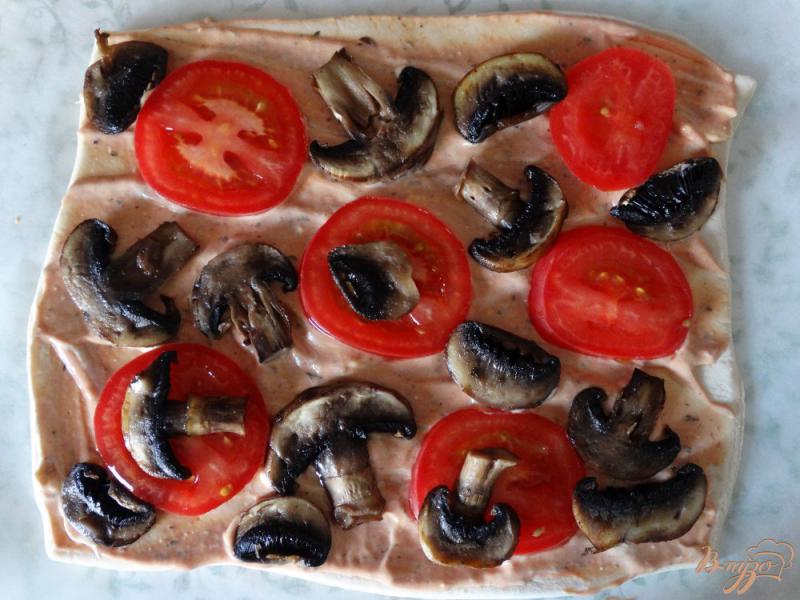 Фото приготовление рецепта: Грибная пицца на слоеном тесте шаг №6