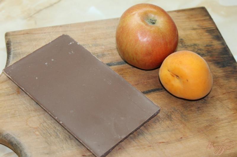 Фото приготовление рецепта: Блины из абрикосом и яблоком в шоколадном соусе шаг №5
