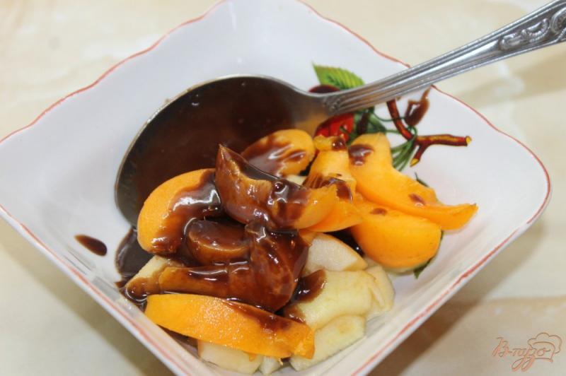 Фото приготовление рецепта: Блины из абрикосом и яблоком в шоколадном соусе шаг №7