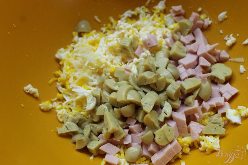 Фото приготовление рецепта: Фаршированные помидоры маринованными шампиньонами, сыром и яйцом шаг №5