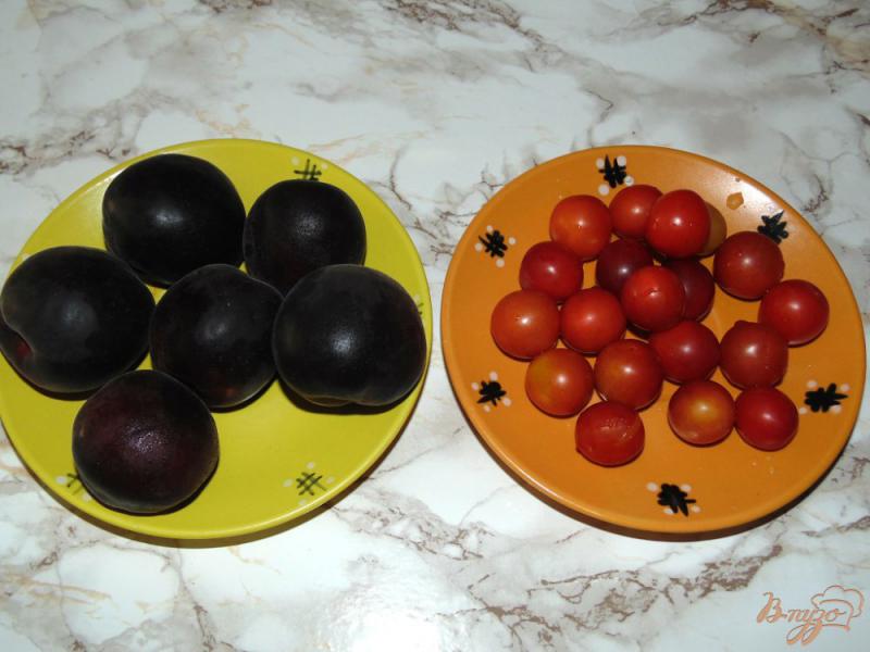 Фото приготовление рецепта: Компот из черных абрикосов и алычи с базиликом шаг №1