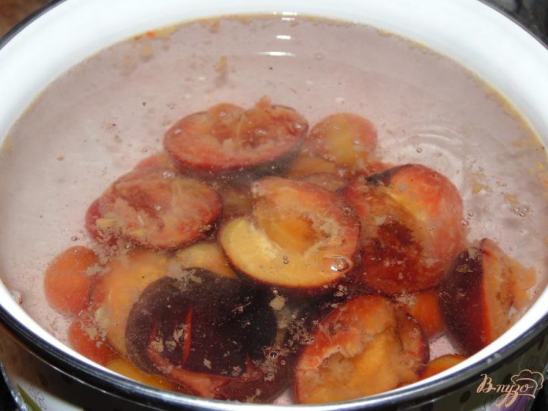 Фото приготовление рецепта: Компот из черных абрикосов и алычи с базиликом шаг №2