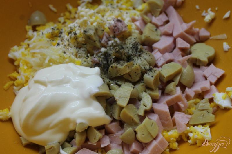 Фото приготовление рецепта: Фаршированные помидоры маринованными шампиньонами, сыром и яйцом шаг №6