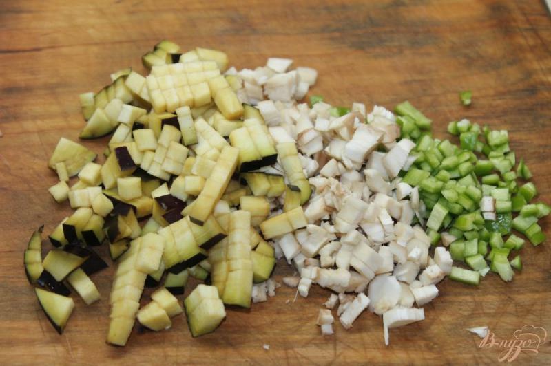 Фото приготовление рецепта: Фаршированные шампиньоны баклажанами и перцем шаг №4