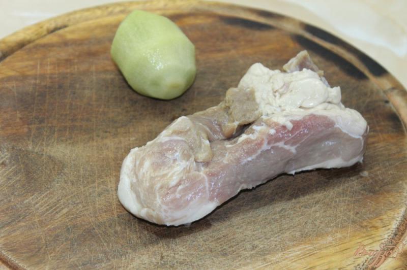 Фото приготовление рецепта: Стейк из свинины маринованный в киви с мятным соусом шаг №1
