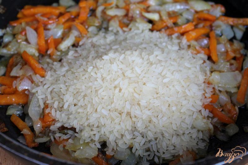 Фото приготовление рецепта: Рис со сладким перцем, чесноком и карри шаг №2