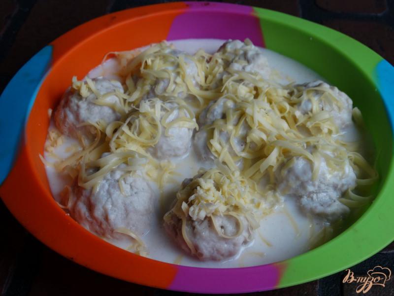Фото приготовление рецепта: Куриные тефтели с йогуртом и сыром шаг №7