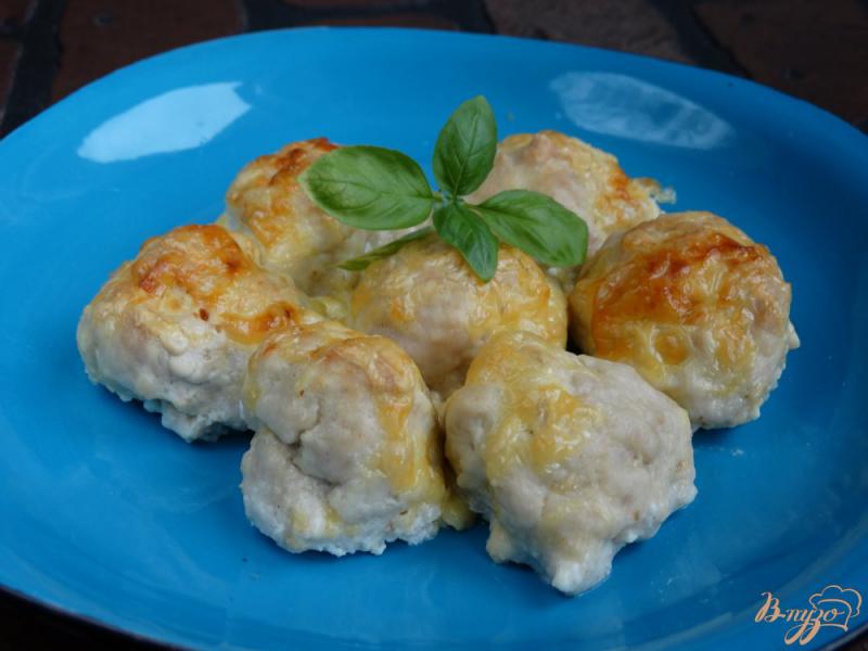 Фото приготовление рецепта: Куриные тефтели с йогуртом и сыром шаг №8
