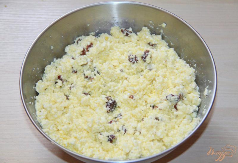 Фото приготовление рецепта: Творожные сырники с манкой и изюмом шаг №5