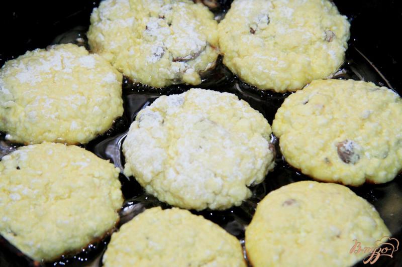 Фото приготовление рецепта: Творожные сырники с манкой и изюмом шаг №6