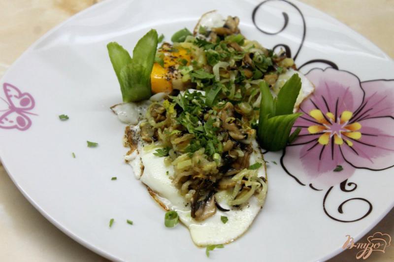 Фото приготовление рецепта: Яичница с тушеными овощами на завтрак шаг №5