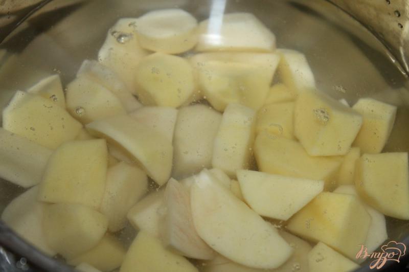 Фото приготовление рецепта: Молодой отварной картофель с грибами шаг №1