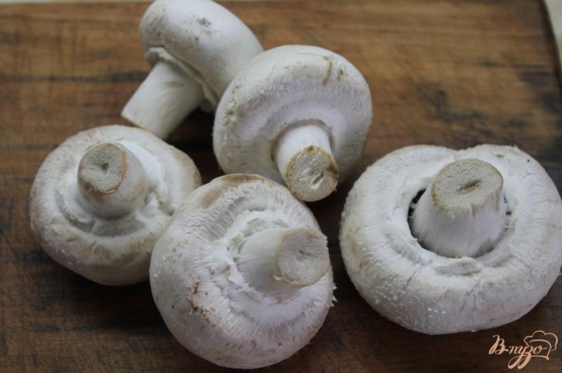Фото приготовление рецепта: Молодой отварной картофель с грибами шаг №2