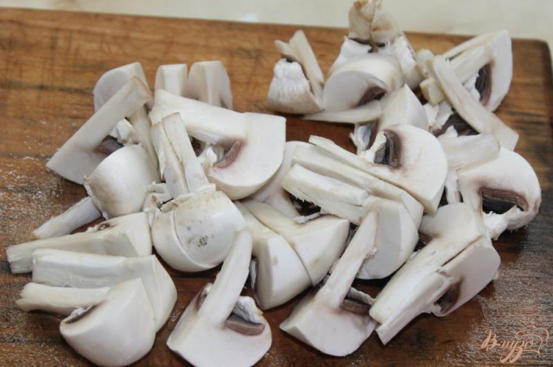 Фото приготовление рецепта: Молодой отварной картофель с грибами шаг №3