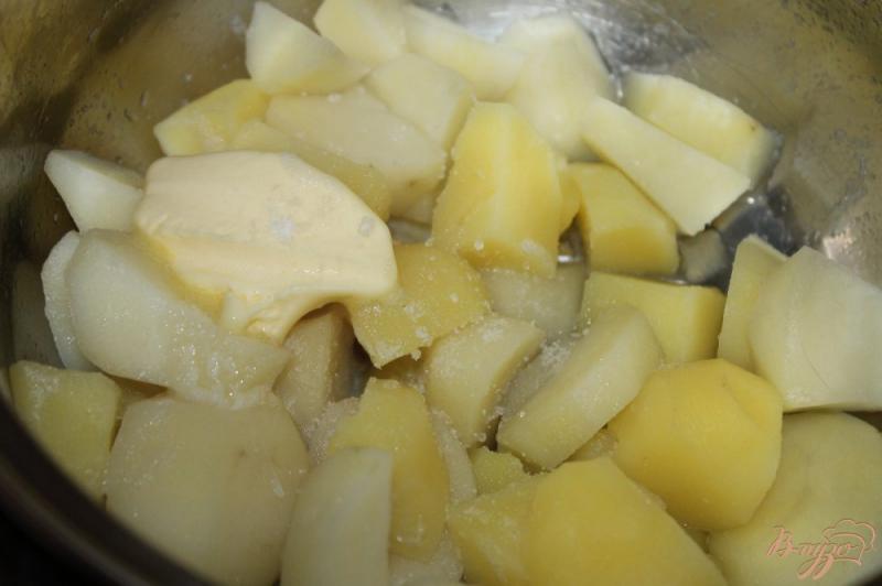 Фото приготовление рецепта: Молодой отварной картофель с грибами шаг №5