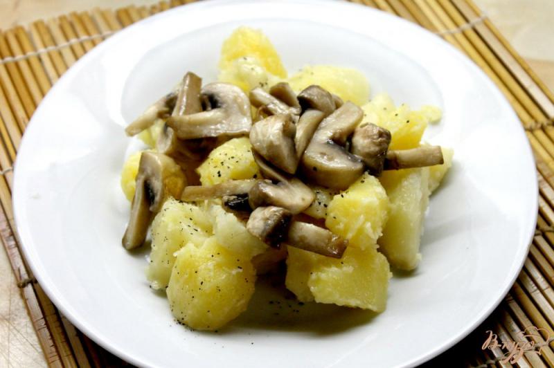 Фото приготовление рецепта: Молодой отварной картофель с грибами шаг №6
