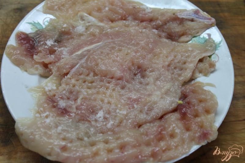 Фото приготовление рецепта: Куриное филе в панировке из сыром внутри и сметанным соусом шаг №3