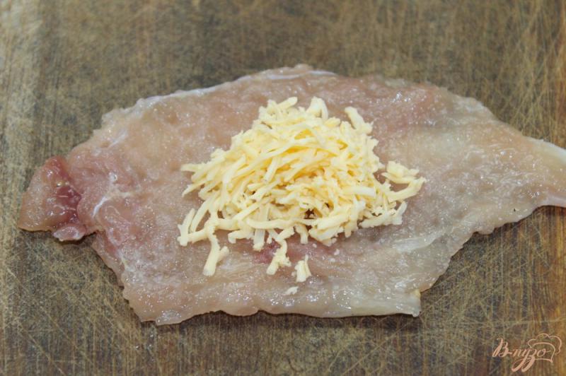Фото приготовление рецепта: Куриное филе в панировке из сыром внутри и сметанным соусом шаг №5