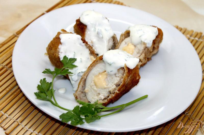 Фото приготовление рецепта: Куриное филе в панировке из сыром внутри и сметанным соусом шаг №11