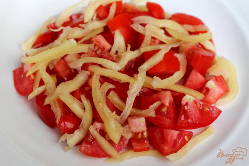 Фото приготовление рецепта: Салат из помидор с базиликом и ржаными отрубями шаг №2