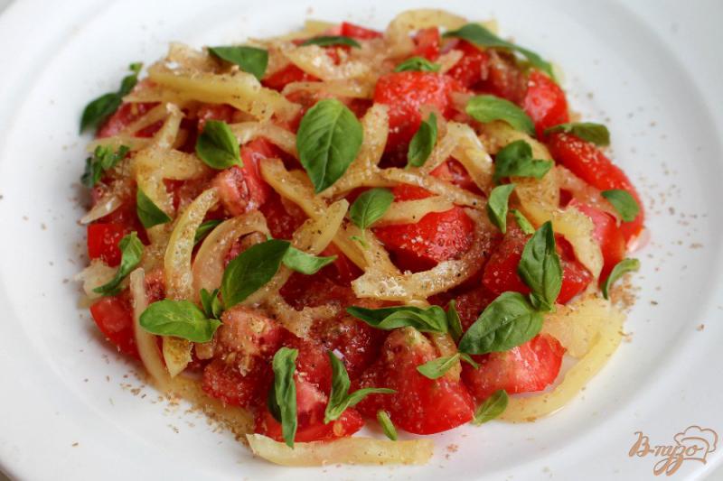 Фото приготовление рецепта: Салат из помидор с базиликом и ржаными отрубями шаг №5