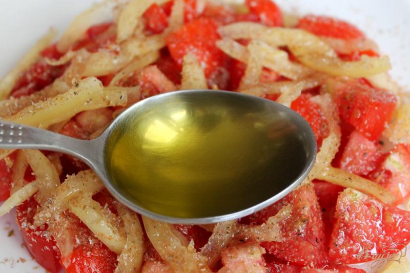 Фото приготовление рецепта: Салат из помидор с базиликом и ржаными отрубями шаг №4