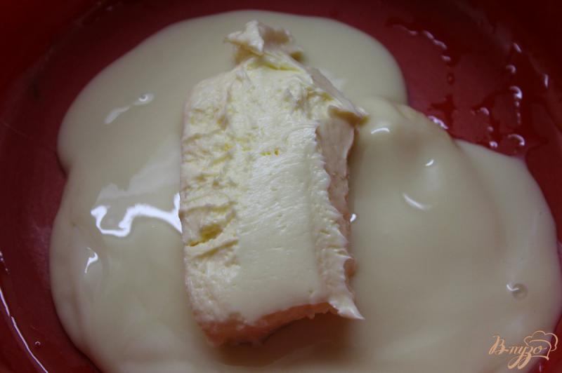 Фото приготовление рецепта: Торт из малины с творожной начинкой шаг №9