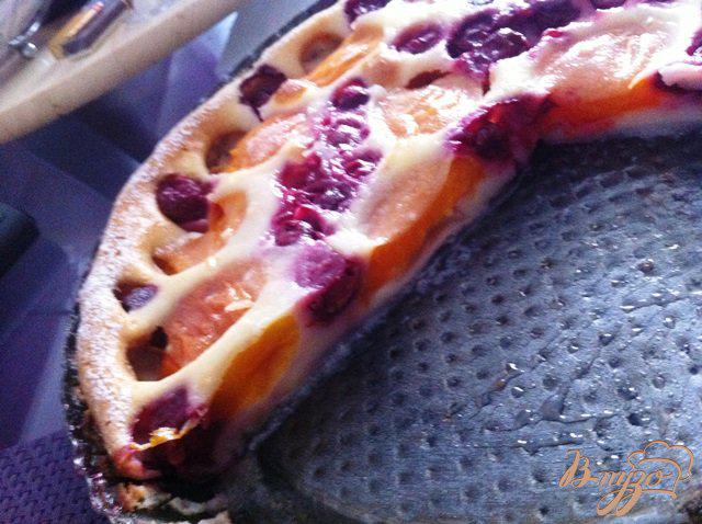 Фото приготовление рецепта: Клафути с абрикосами и вишней шаг №6