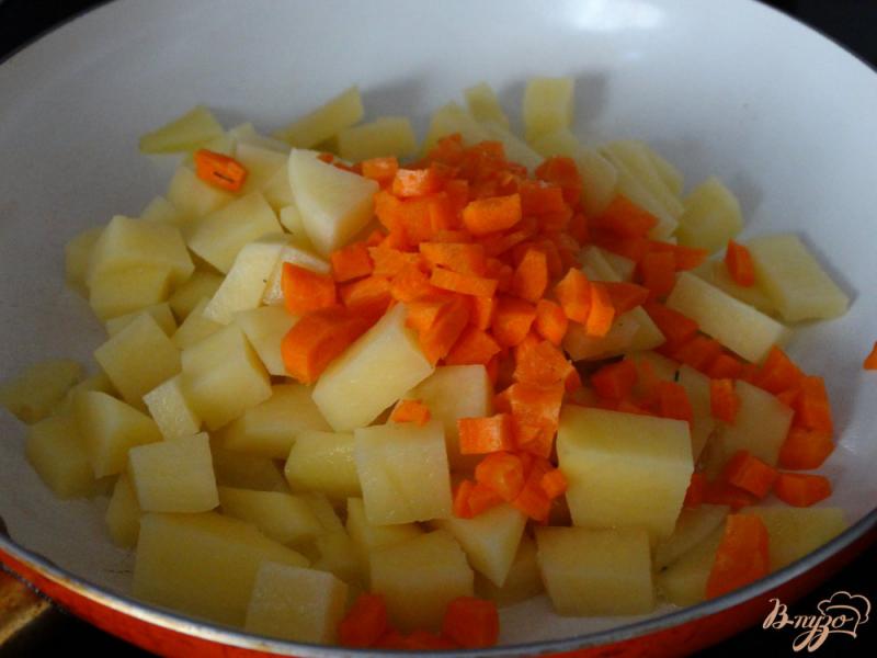 Фото приготовление рецепта: Паровая горбуша с жареными овощами шаг №4