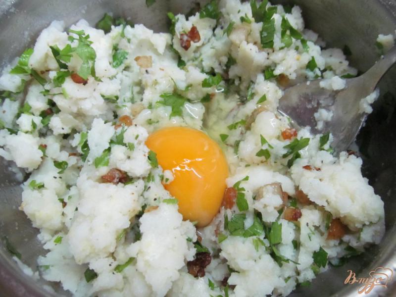Фото приготовление рецепта: Картофельные котлеты под овощным соусом шаг №3