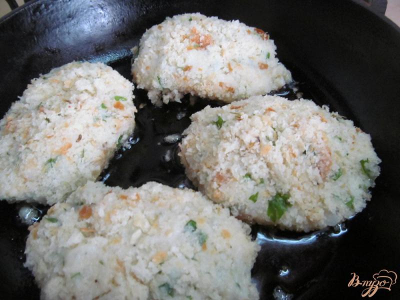 Фото приготовление рецепта: Картофельные котлеты под овощным соусом шаг №5