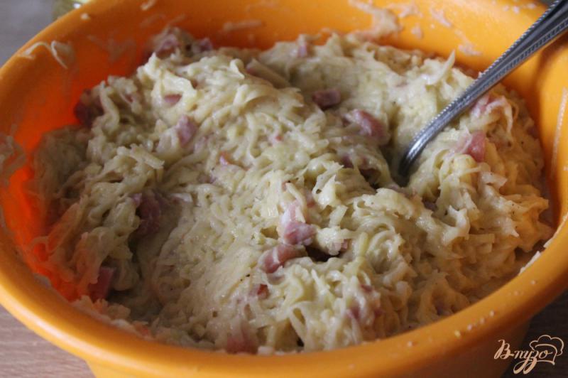 Фото приготовление рецепта: Картофельные оладьи с беконом и ветчиной шаг №4